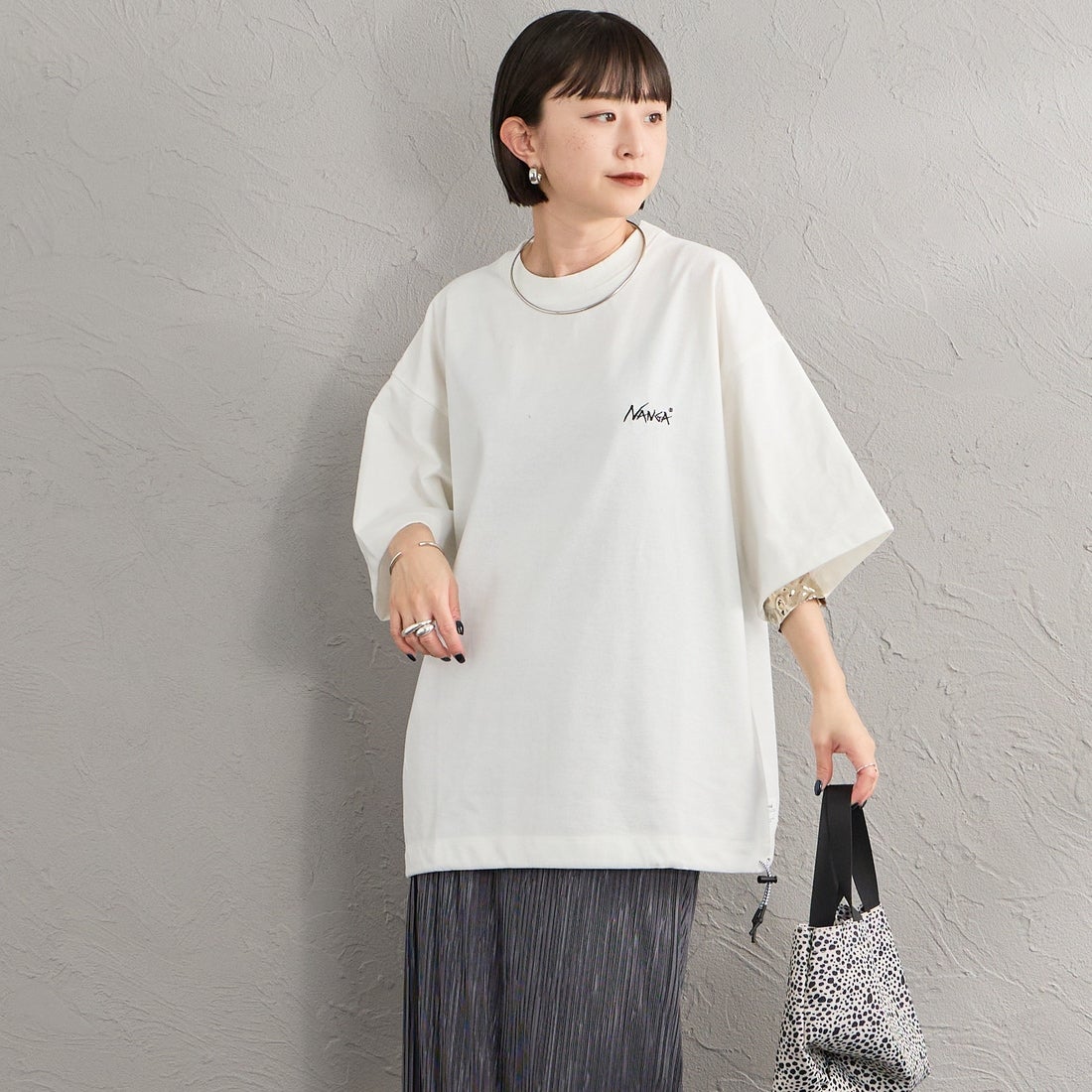 JEANSFACTORY × NANGA [ジーンズファクトリー × ナンガ] 別注 ルーズフィット NEBUKUROバックプリント ドローコードTシャツ [NW26SS-JF8] WHITE &&モデル身長：150cm 着用サイズ：S&&