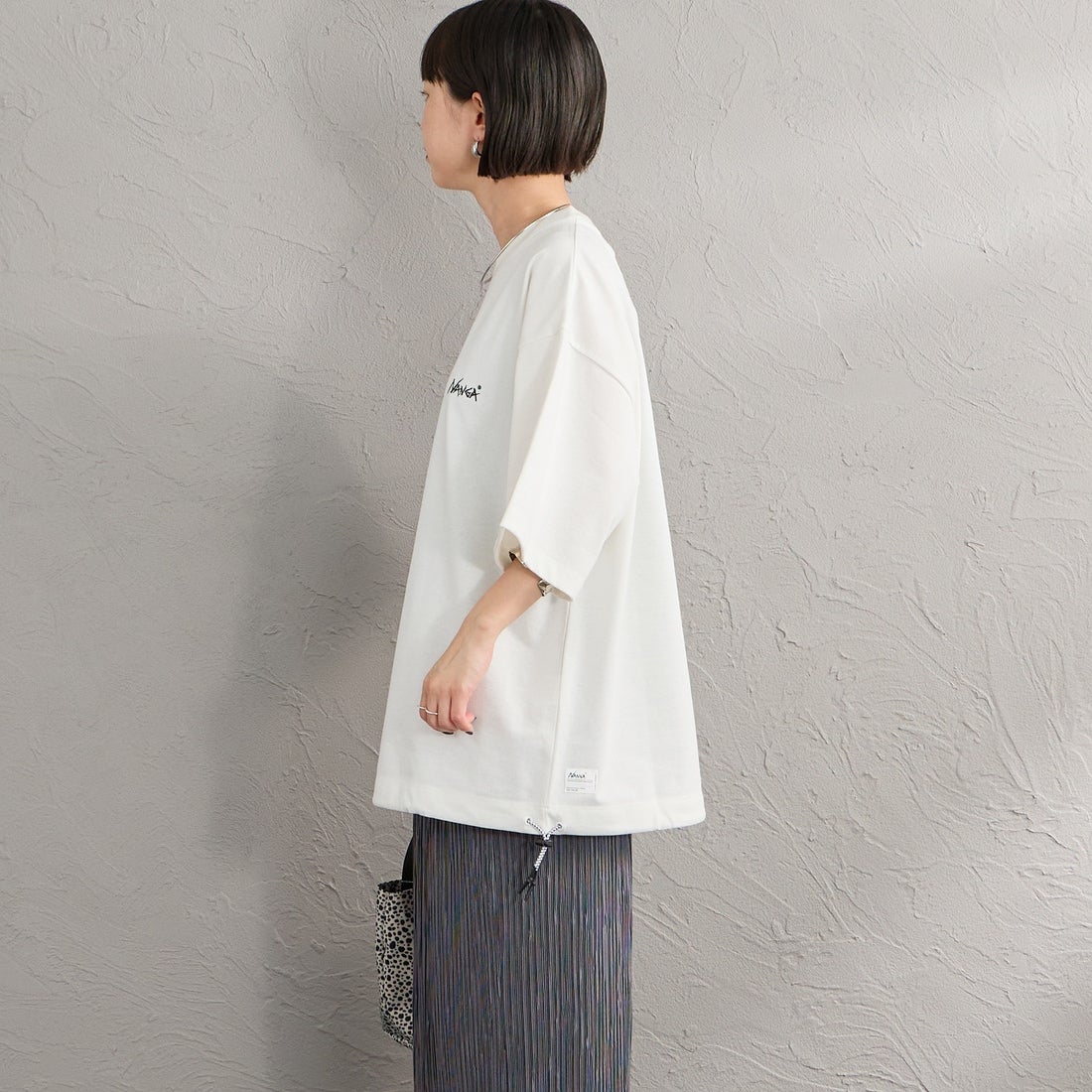 JEANSFACTORY × NANGA [ジーンズファクトリー × ナンガ] 別注 ルーズフィット NEBUKUROバックプリント ドローコードTシャツ [NW26SS-JF8] WHITE &&モデル身長：150cm 着用サイズ：S&&