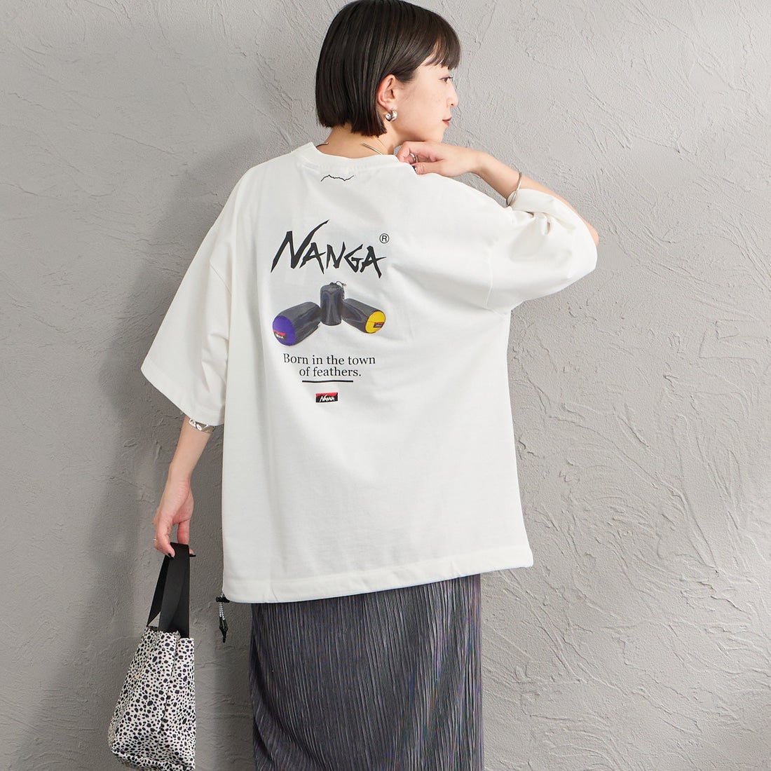 JEANSFACTORY × NANGA [ジーンズファクトリー × ナンガ] 別注 ルーズフィット NEBUKUROバックプリント ドローコードTシャツ [NW26SS-JF8] WHITE &&モデル身長：150cm 着用サイズ：S&&