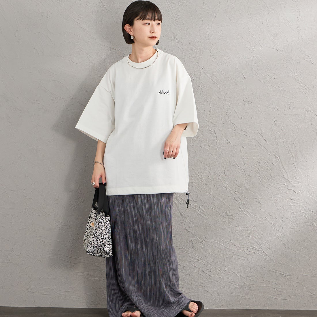 JEANSFACTORY × NANGA [ジーンズファクトリー × ナンガ] 別注 ルーズフィット NEBUKUROバックプリント ドローコードTシャツ [NW26SS-JF8] WHITE &&モデル身長：150cm 着用サイズ：S&&