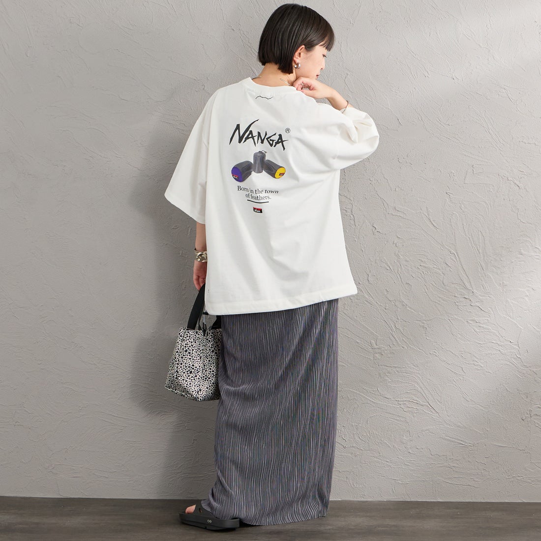 JEANSFACTORY × NANGA [ジーンズファクトリー × ナンガ] 別注 ルーズフィット NEBUKUROバックプリント ドローコードTシャツ [NW26SS-JF8] WHITE &&モデル身長：150cm 着用サイズ：S&&