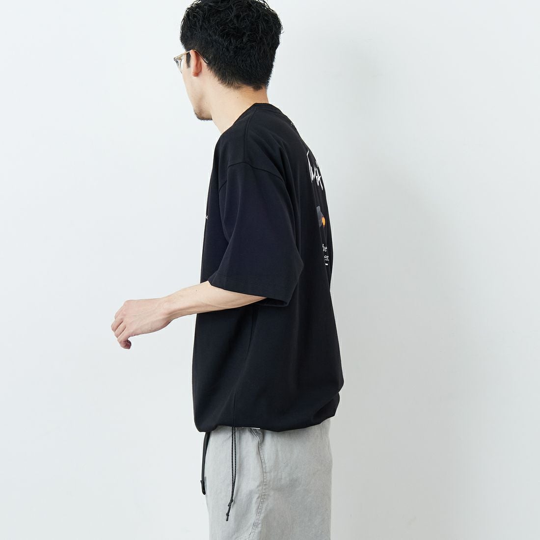 JEANSFACTORY × NANGA [ジーンズファクトリー × ナンガ] 別注 ルーズフィット NEBUKUROバックプリント ドローコードTシャツ [NW26SS-JF8] BLACK &&モデル身長：168cm 着用サイズ：L&&