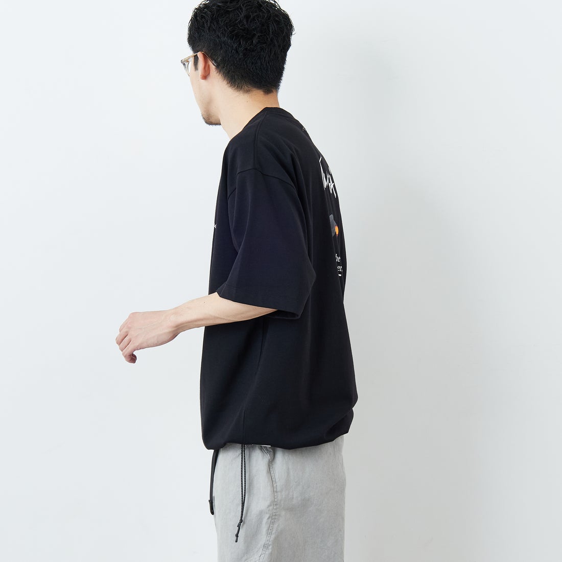 JEANSFACTORY × NANGA [ジーンズファクトリー × ナンガ] 別注 ルーズフィット NEBUKUROバックプリント ドローコードTシャツ [NW26SS-JF8] BLACK &&モデル身長：168cm 着用サイズ：L&&