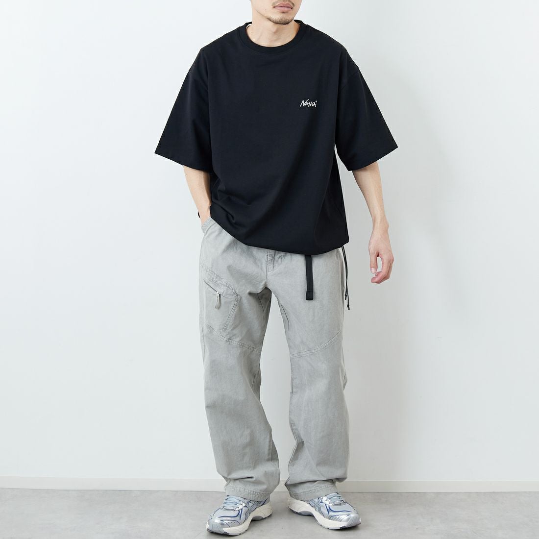 JEANSFACTORY × NANGA [ジーンズファクトリー × ナンガ] 別注 ルーズフィット NEBUKUROバックプリント ドローコードTシャツ [NW26SS-JF8] BLACK &&モデル身長：168cm 着用サイズ：L&&