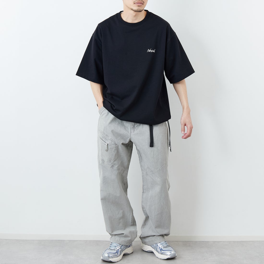 JEANSFACTORY × NANGA [ジーンズファクトリー × ナンガ] 別注 ルーズフィット NEBUKUROバックプリント ドローコードTシャツ [NW26SS-JF8] BLACK &&モデル身長：168cm 着用サイズ：L&&