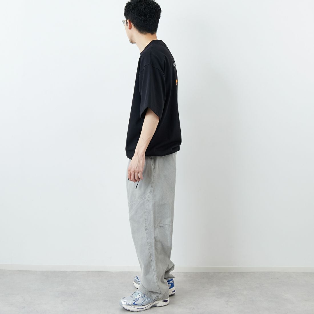 JEANSFACTORY × NANGA [ジーンズファクトリー × ナンガ] 別注 ルーズフィット NEBUKUROバックプリント ドローコードTシャツ [NW26SS-JF8] BLACK &&モデル身長：168cm 着用サイズ：L&&