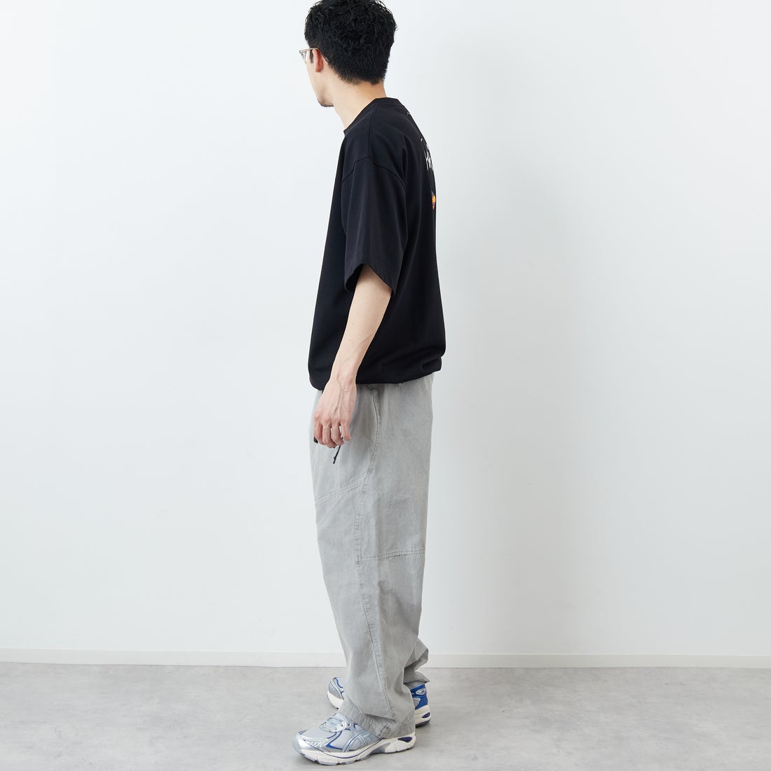 JEANSFACTORY × NANGA [ジーンズファクトリー × ナンガ] 別注 ルーズフィット NEBUKUROバックプリント ドローコードTシャツ [NW26SS-JF8] BLACK &&モデル身長：168cm 着用サイズ：L&&