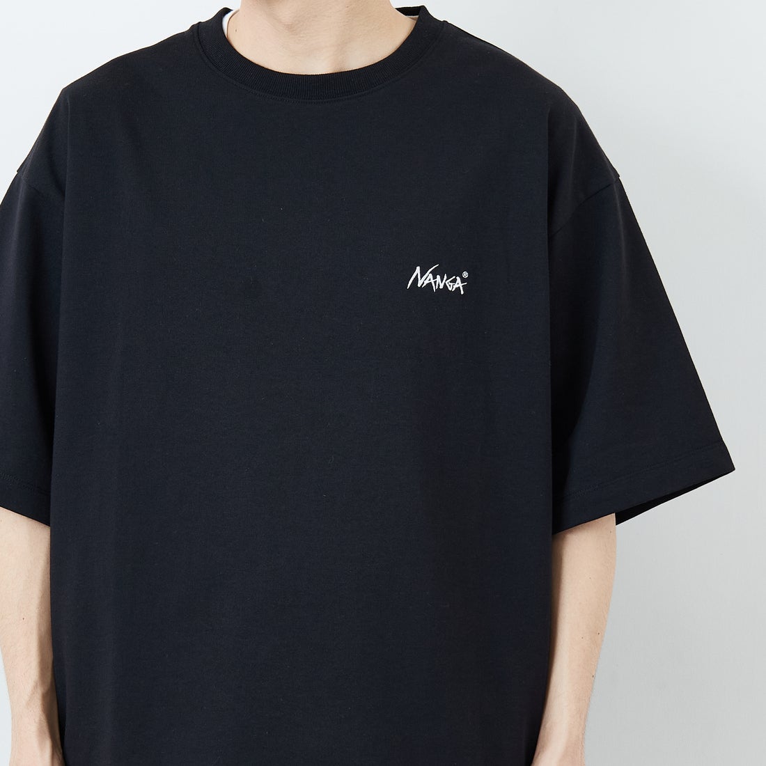 JEANSFACTORY × NANGA [ジーンズファクトリー × ナンガ] 別注 ルーズフィット NEBUKUROバックプリント ドローコードTシャツ [NW26SS-JF8] BLACK &&モデル身長：168cm 着用サイズ：L&&
