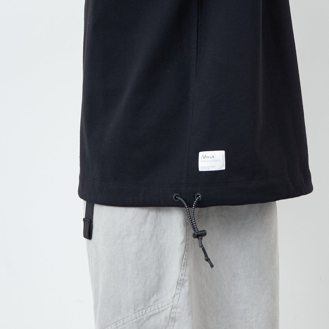 JEANSFACTORY × NANGA [ジーンズファクトリー × ナンガ] 別注 ルーズフィット NEBUKUROバックプリント ドローコードTシャツ [NW26SS-JF8] BLACK &&モデル身長：168cm 着用サイズ：L&&