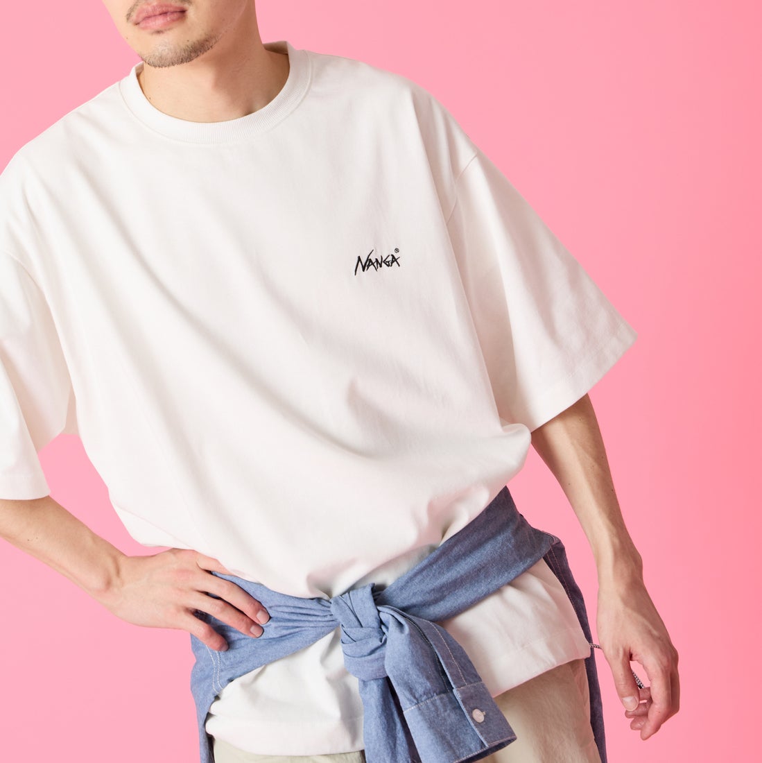 JEANSFACTORY × NANGA [ジーンズファクトリー × ナンガ] 別注 ルーズフィット NEBUKUROバックプリント ドローコードTシャツ [NW26SS-JF8] WHITE &&モデル身長：168cm 着用サイズ：L&&