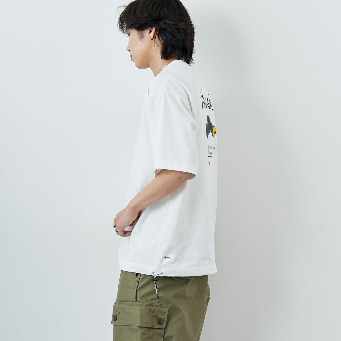 JEANSFACTORY × NANGA [ジーンズファクトリー × ナンガ] 別注 ルーズフィット NEBUKUROバックプリント ドローコードTシャツ [NW26SS-JF8] WHITE &&モデル身長：179cm 着用サイズ：L&&