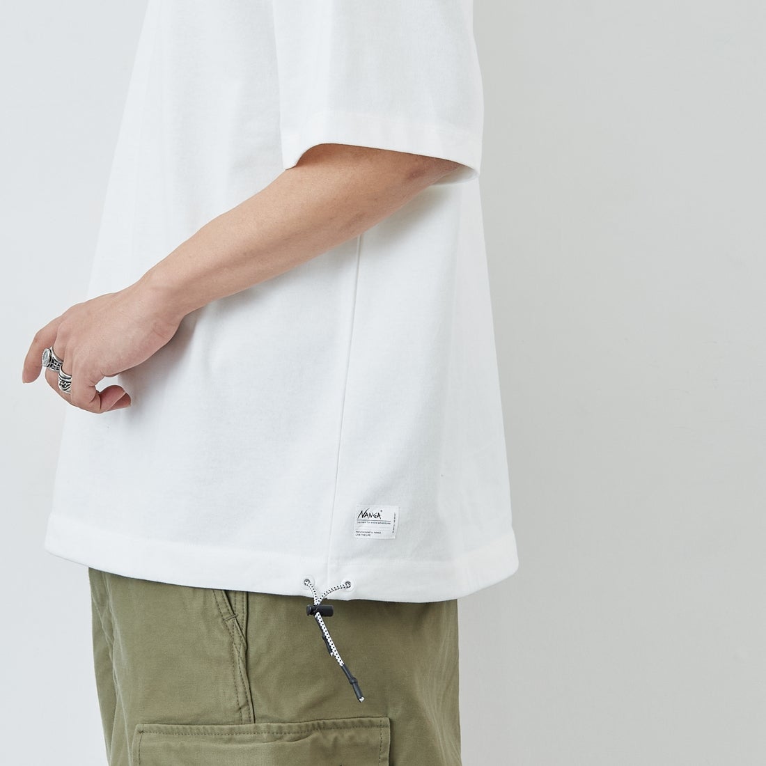 JEANSFACTORY × NANGA [ジーンズファクトリー × ナンガ] 別注 ルーズフィット NEBUKUROバックプリント ドローコードTシャツ [NW26SS-JF8] WHITE &&モデル身長：179cm 着用サイズ：L&&