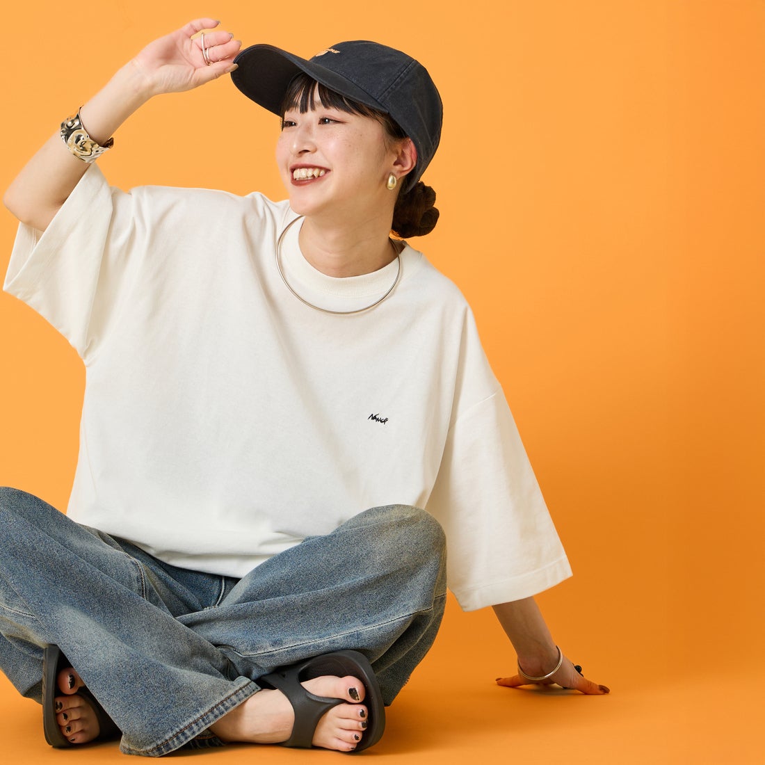 JEANSFACTORY × NANGA [ジーンズファクトリー × ナンガ] 別注 ルーズフィット メッシュ切替え ドローコードTシャツ [NW26SS-JF7] WHITE &&モデル身長：150cm 着用サイズ：S&&