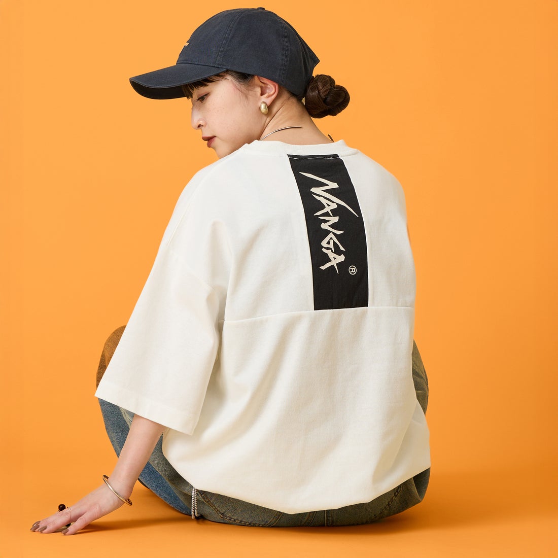 JEANSFACTORY × NANGA [ジーンズファクトリー × ナンガ] 別注 ルーズフィット メッシュ切替え ドローコードTシャツ [NW26SS-JF7] WHITE &&モデル身長：150cm 着用サイズ：S&&