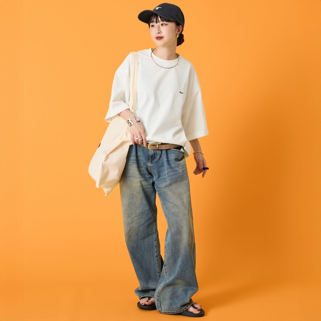 JEANSFACTORY × NANGA [ジーンズファクトリー × ナンガ] 別注 ルーズフィット メッシュ切替え ドローコードTシャツ [NW26SS-JF7] WHITE &&モデル身長：150cm 着用サイズ：S&&