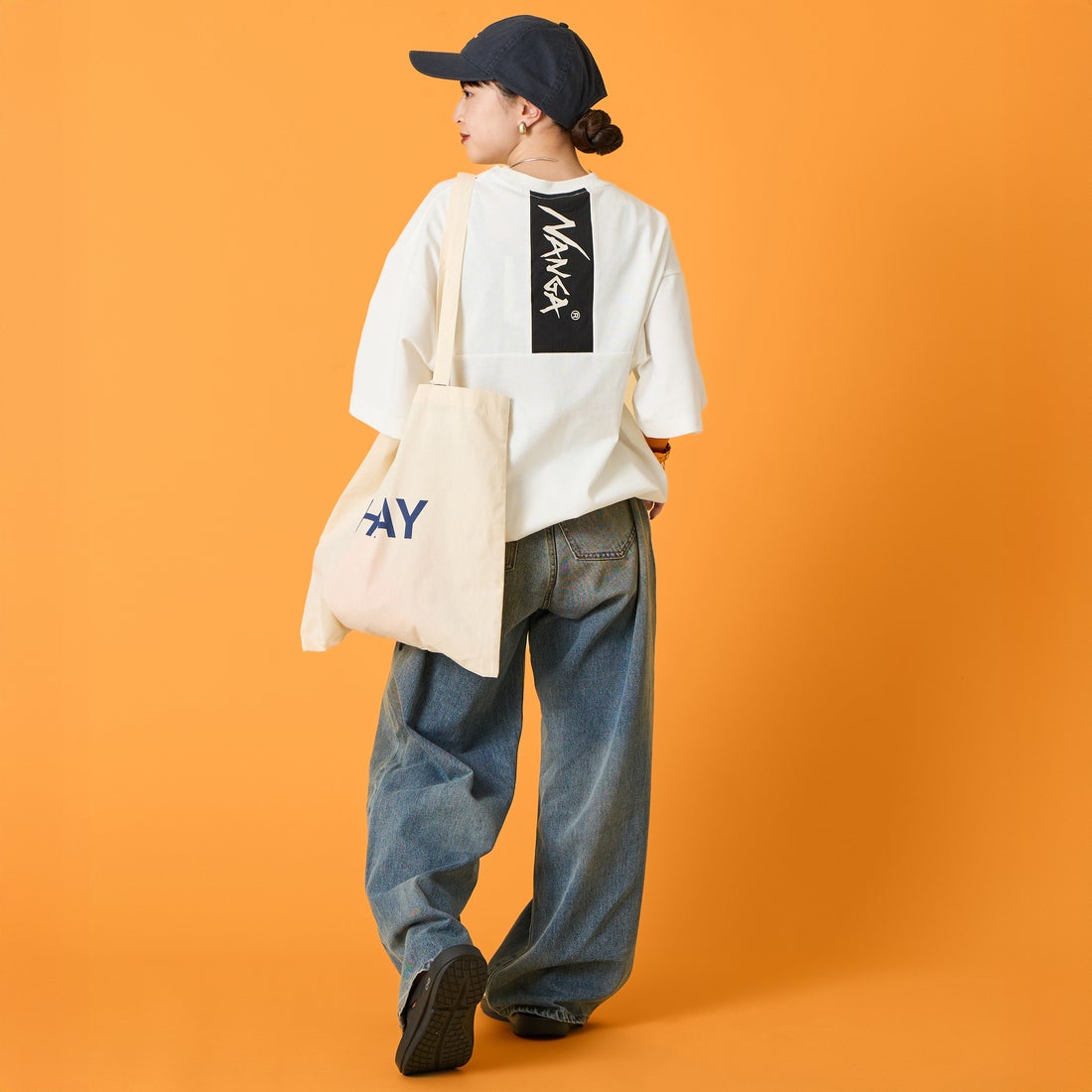 JEANSFACTORY × NANGA [ジーンズファクトリー × ナンガ] 別注 ルーズフィット メッシュ切替え ドローコードTシャツ [NW26SS-JF7] WHITE &&モデル身長：150cm 着用サイズ：S&&