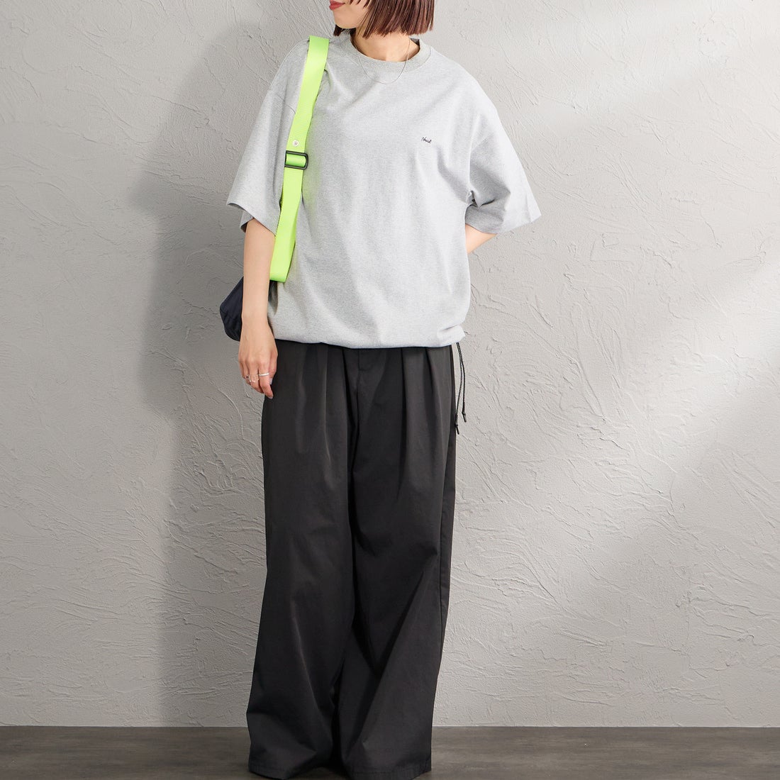 JEANSFACTORY × NANGA [ジーンズファクトリー × ナンガ] 別注 ルーズフィット メッシュ切替え ドローコードTシャツ [NW26SS-JF7] GRAY &&モデル身長：159cm 着用サイズ：S&&