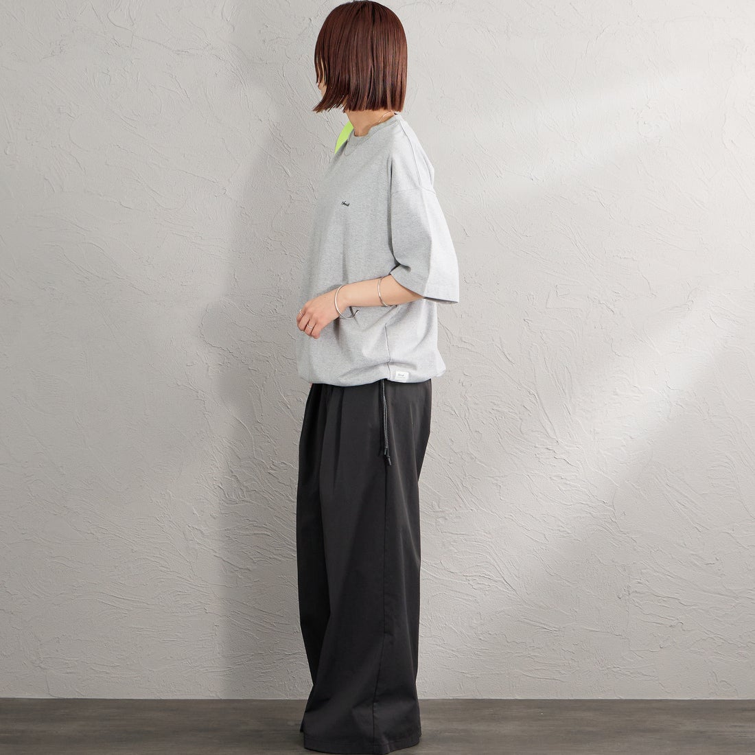 JEANSFACTORY × NANGA [ジーンズファクトリー × ナンガ] 別注 ルーズフィット メッシュ切替え ドローコードTシャツ [NW26SS-JF7] GRAY &&モデル身長：159cm 着用サイズ：S&&