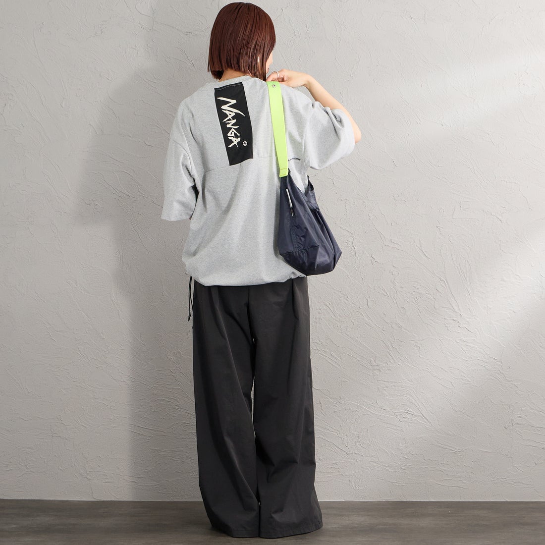 JEANSFACTORY × NANGA [ジーンズファクトリー × ナンガ] 別注 ルーズフィット メッシュ切替え ドローコードTシャツ [NW26SS-JF7] GRAY &&モデル身長：159cm 着用サイズ：S&&