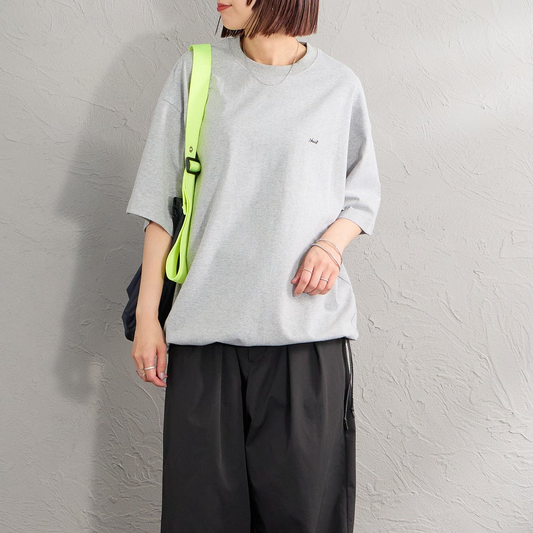 JEANSFACTORY × NANGA [ジーンズファクトリー × ナンガ] 別注 ルーズフィット メッシュ切替え ドローコードTシャツ [NW26SS-JF7] GRAY &&モデル身長：159cm 着用サイズ：S&&