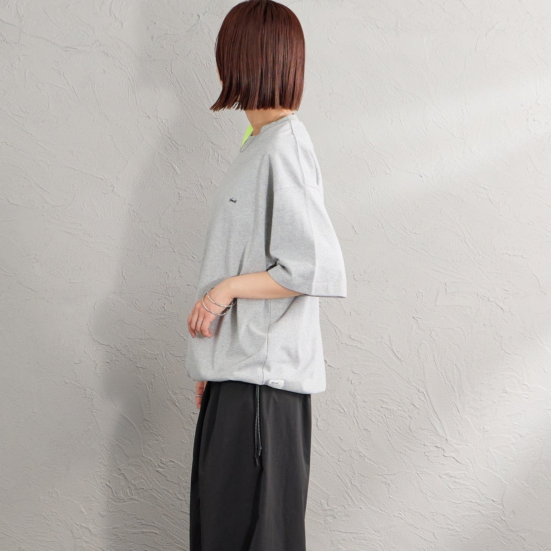 JEANSFACTORY × NANGA [ジーンズファクトリー × ナンガ] 別注 ルーズフィット メッシュ切替え ドローコードTシャツ [NW26SS-JF7] GRAY &&モデル身長：159cm 着用サイズ：S&&