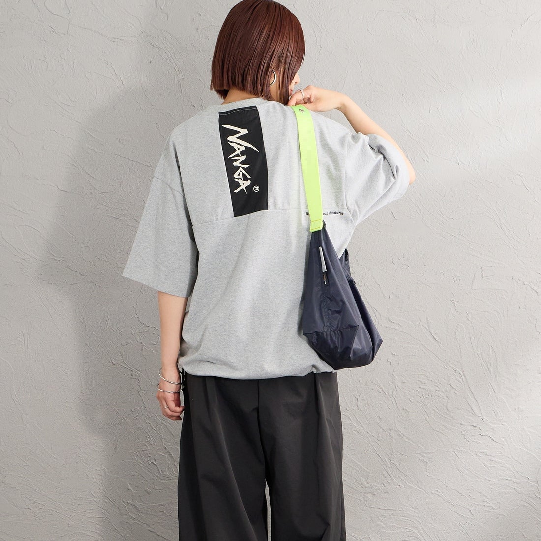 JEANSFACTORY × NANGA [ジーンズファクトリー × ナンガ] 別注 ルーズフィット メッシュ切替え ドローコードTシャツ [NW26SS-JF7] GRAY &&モデル身長：159cm 着用サイズ：S&&