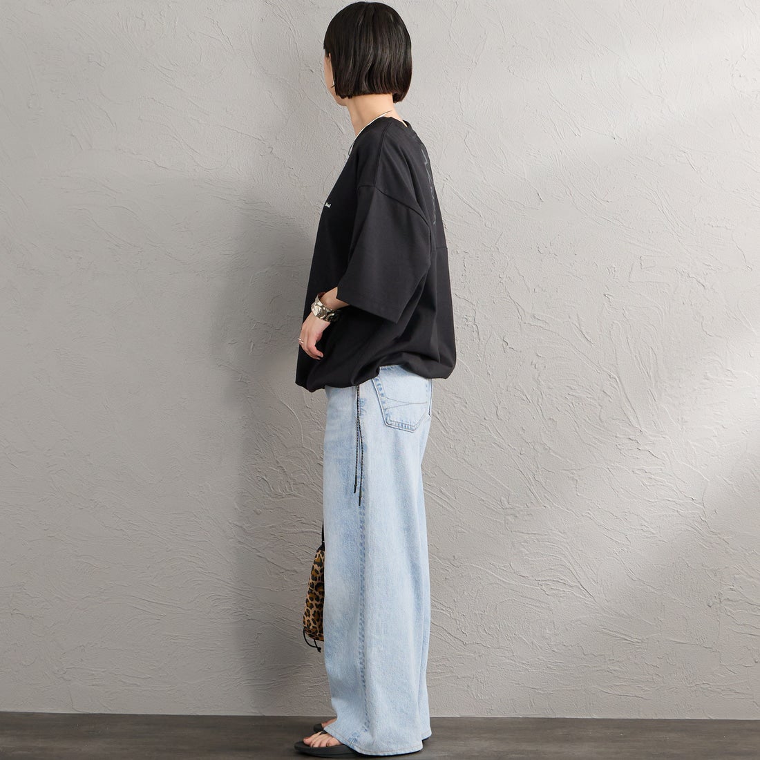JEANSFACTORY × NANGA [ジーンズファクトリー × ナンガ] 別注 ルーズフィット メッシュ切替え ドローコードTシャツ [NW26SS-JF7] BLACK &&モデル身長：150cm 着用サイズ：S&&