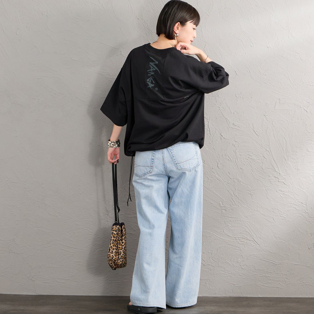 JEANSFACTORY × NANGA [ジーンズファクトリー × ナンガ] 別注 ルーズフィット メッシュ切替え ドローコードTシャツ [NW26SS-JF7] BLACK &&モデル身長：150cm 着用サイズ：S&&