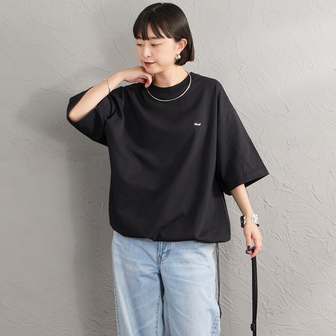 JEANSFACTORY × NANGA [ジーンズファクトリー × ナンガ] 別注 ルーズフィット メッシュ切替え ドローコードTシャツ [NW26SS-JF7] BLACK &&モデル身長：150cm 着用サイズ：S&&