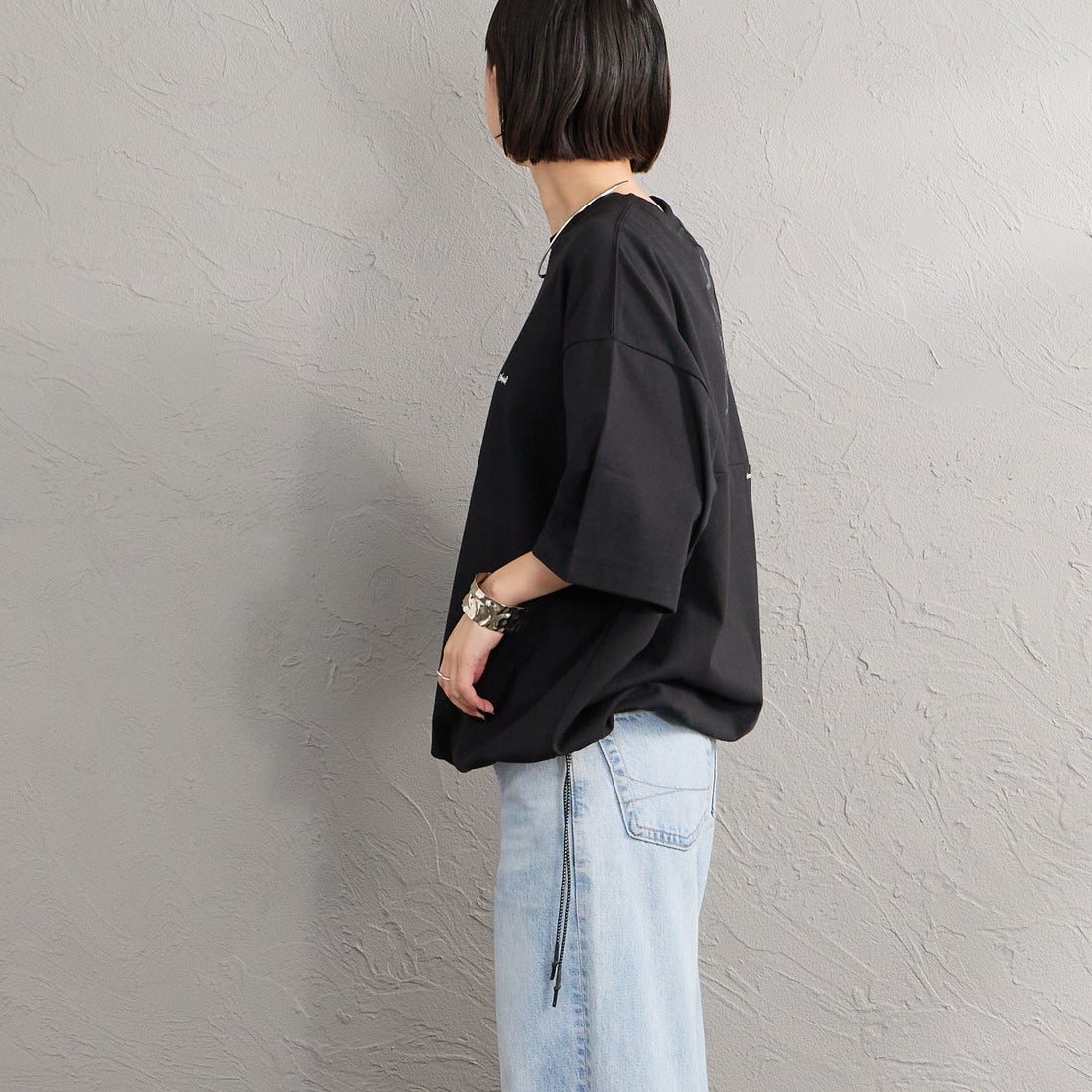 JEANSFACTORY × NANGA [ジーンズファクトリー × ナンガ] 別注 ルーズフィット メッシュ切替え ドローコードTシャツ [NW26SS-JF7] BLACK &&モデル身長：150cm 着用サイズ：S&&
