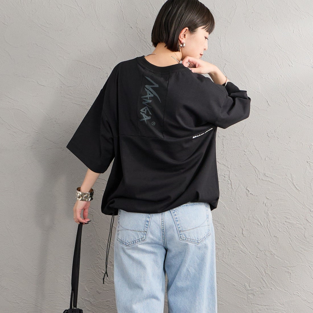 JEANSFACTORY × NANGA [ジーンズファクトリー × ナンガ] 別注 ルーズフィット メッシュ切替え ドローコードTシャツ [NW26SS-JF7] BLACK &&モデル身長：150cm 着用サイズ：S&&