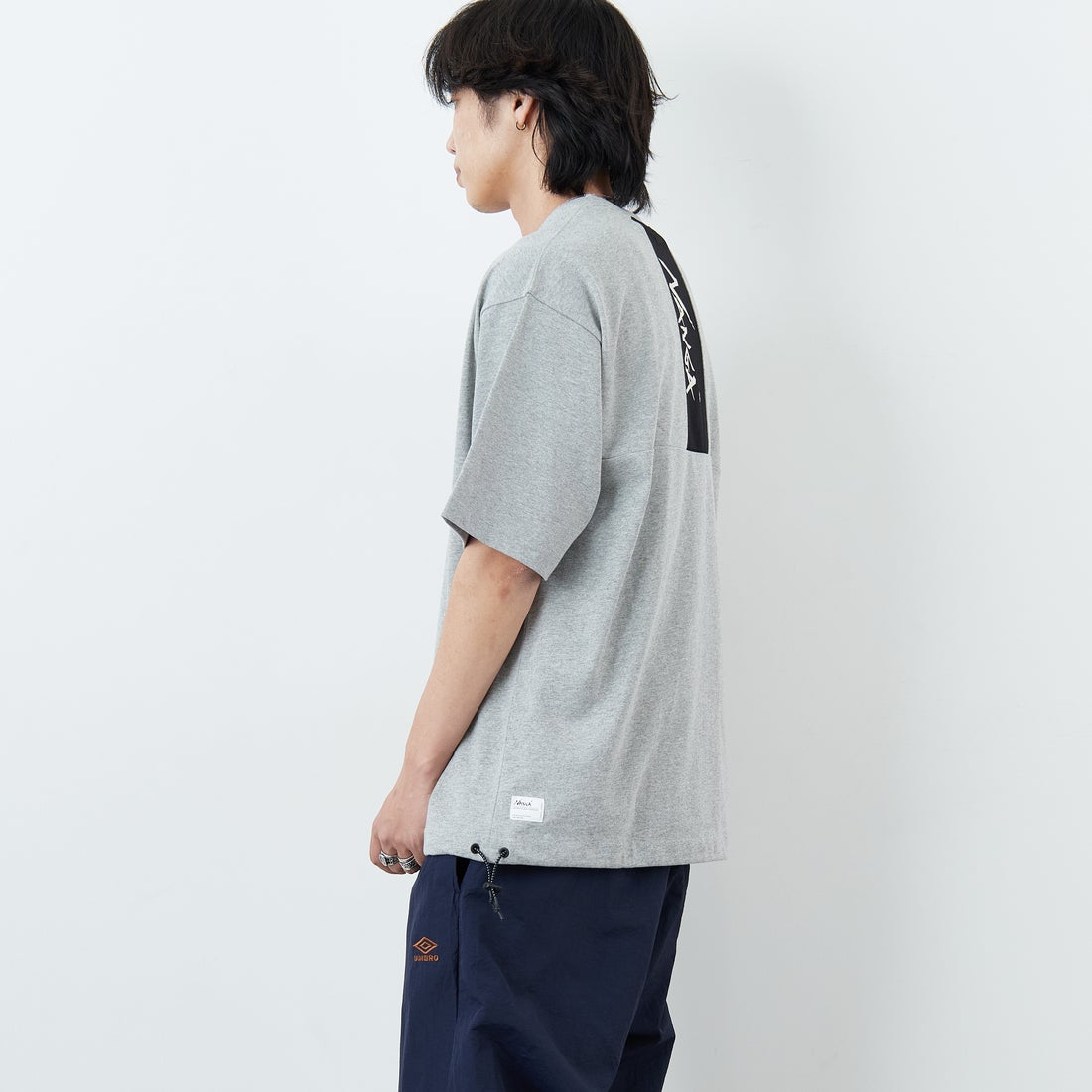 JEANSFACTORY × NANGA [ジーンズファクトリー × ナンガ] 別注 ルーズフィット メッシュ切替え ドローコードTシャツ [NW26SS-JF7] GRAY &&モデル身長：179cm 着用サイズ：L&&