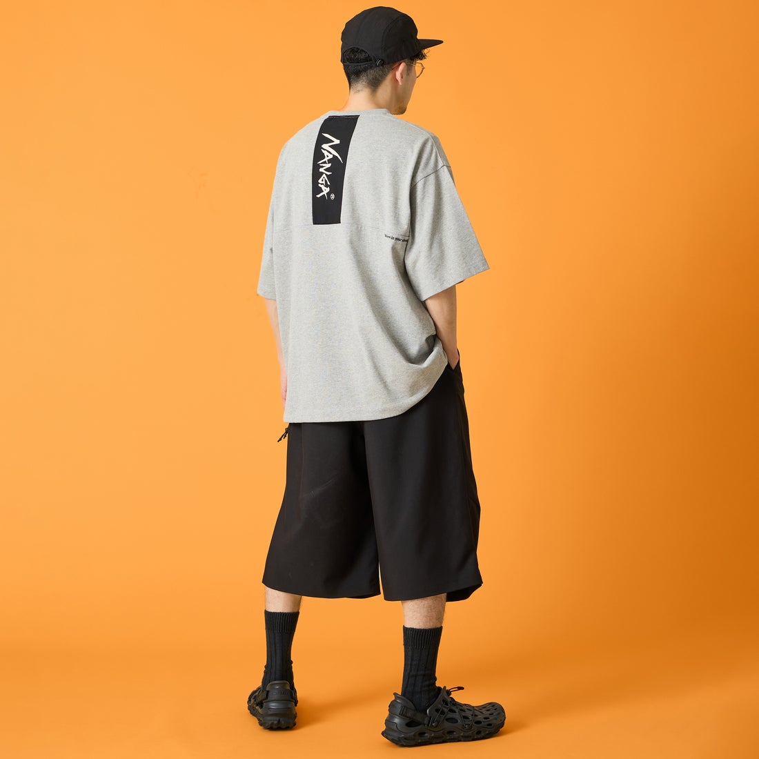 JEANSFACTORY × NANGA [ジーンズファクトリー × ナンガ] 別注 ルーズフィット メッシュ切替え ドローコードTシャツ [NW26SS-JF7] GRAY &&モデル身長：168cm 着用サイズ：L&&