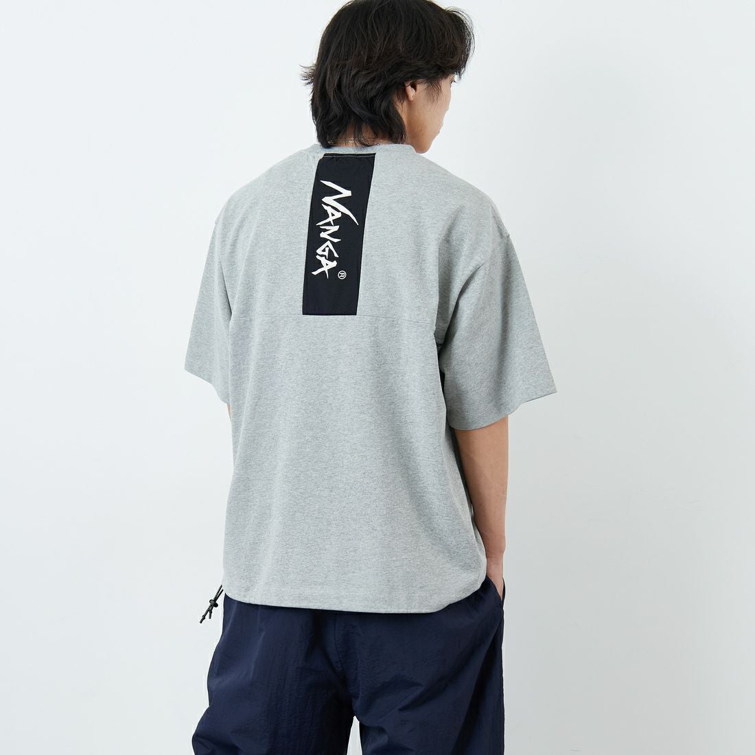 JEANSFACTORY × NANGA [ジーンズファクトリー × ナンガ] 別注 ルーズフィット メッシュ切替え ドローコードTシャツ [NW26SS-JF7] GRAY &&モデル身長：179cm 着用サイズ：L&&