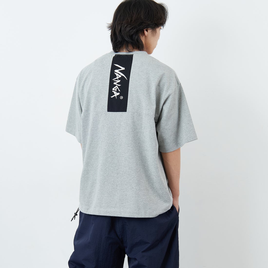JEANSFACTORY × NANGA [ジーンズファクトリー × ナンガ] 別注 ルーズフィット メッシュ切替え ドローコードTシャツ [NW26SS-JF7] GRAY &&モデル身長：179cm 着用サイズ：L&&