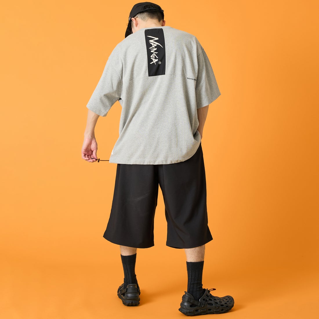 JEANSFACTORY × NANGA [ジーンズファクトリー × ナンガ] 別注 ルーズフィット メッシュ切替え ドローコードTシャツ [NW26SS-JF7] GRAY &&モデル身長：168cm 着用サイズ：L&&