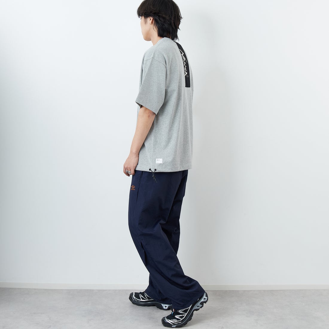 JEANSFACTORY × NANGA [ジーンズファクトリー × ナンガ] 別注 ルーズフィット メッシュ切替え ドローコードTシャツ [NW26SS-JF7] GRAY &&モデル身長：179cm 着用サイズ：L&&