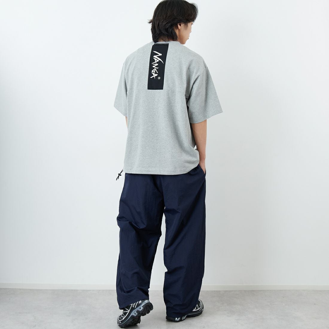 JEANSFACTORY × NANGA [ジーンズファクトリー × ナンガ] 別注 ルーズフィット メッシュ切替え ドローコードTシャツ [NW26SS-JF7] GRAY &&モデル身長：179cm 着用サイズ：L&&