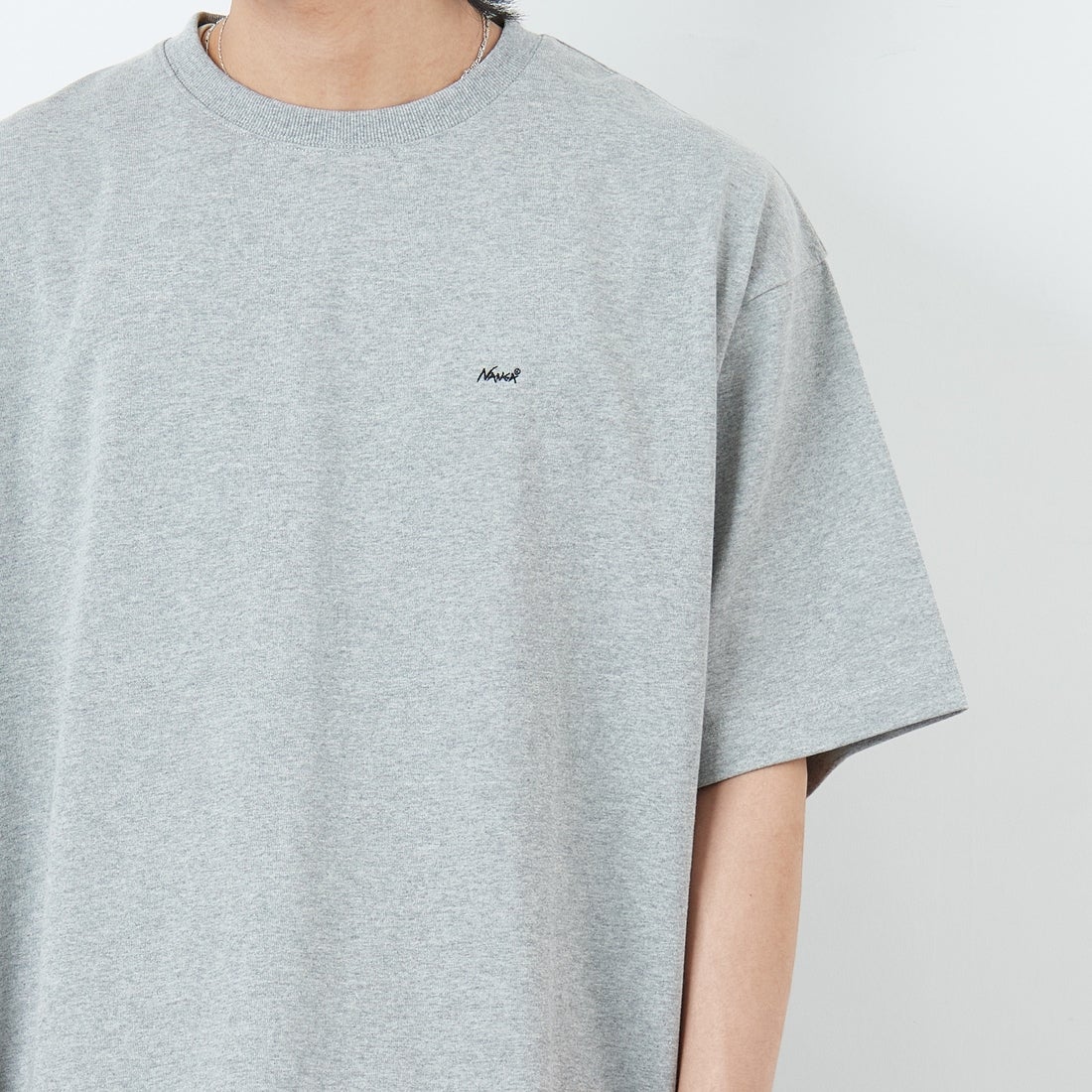 JEANSFACTORY × NANGA [ジーンズファクトリー × ナンガ] 別注 ルーズフィット メッシュ切替え ドローコードTシャツ [NW26SS-JF7] GRAY &&モデル身長：179cm 着用サイズ：L&&