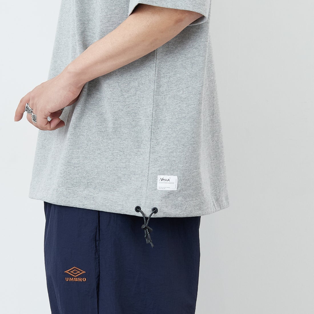 JEANSFACTORY × NANGA [ジーンズファクトリー × ナンガ] 別注 ルーズフィット メッシュ切替え ドローコードTシャツ [NW26SS-JF7] GRAY &&モデル身長：179cm 着用サイズ：L&&