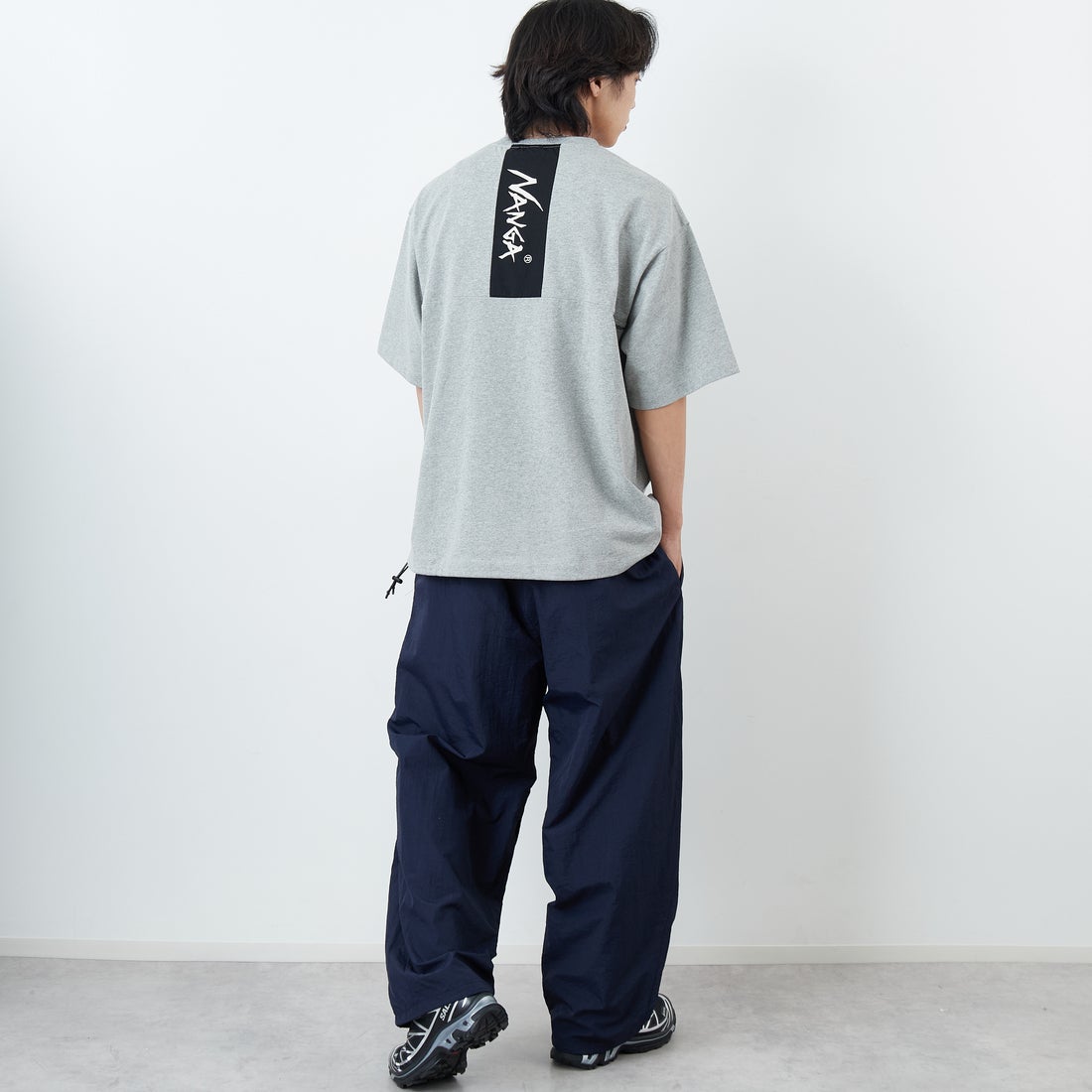 JEANSFACTORY × NANGA [ジーンズファクトリー × ナンガ] 別注 ルーズフィット メッシュ切替え ドローコードTシャツ [NW26SS-JF7] GRAY &&モデル身長：179cm 着用サイズ：L&&