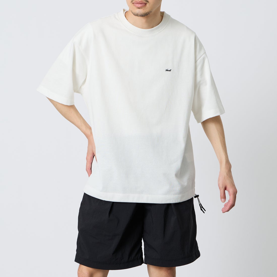 JEANSFACTORY × NANGA [ジーンズファクトリー × ナンガ] 別注 ルーズフィット メッシュ切替え ドローコードTシャツ [NW26SS-JF7] WHITE &&モデル身長：168cm 着用サイズ：M&&