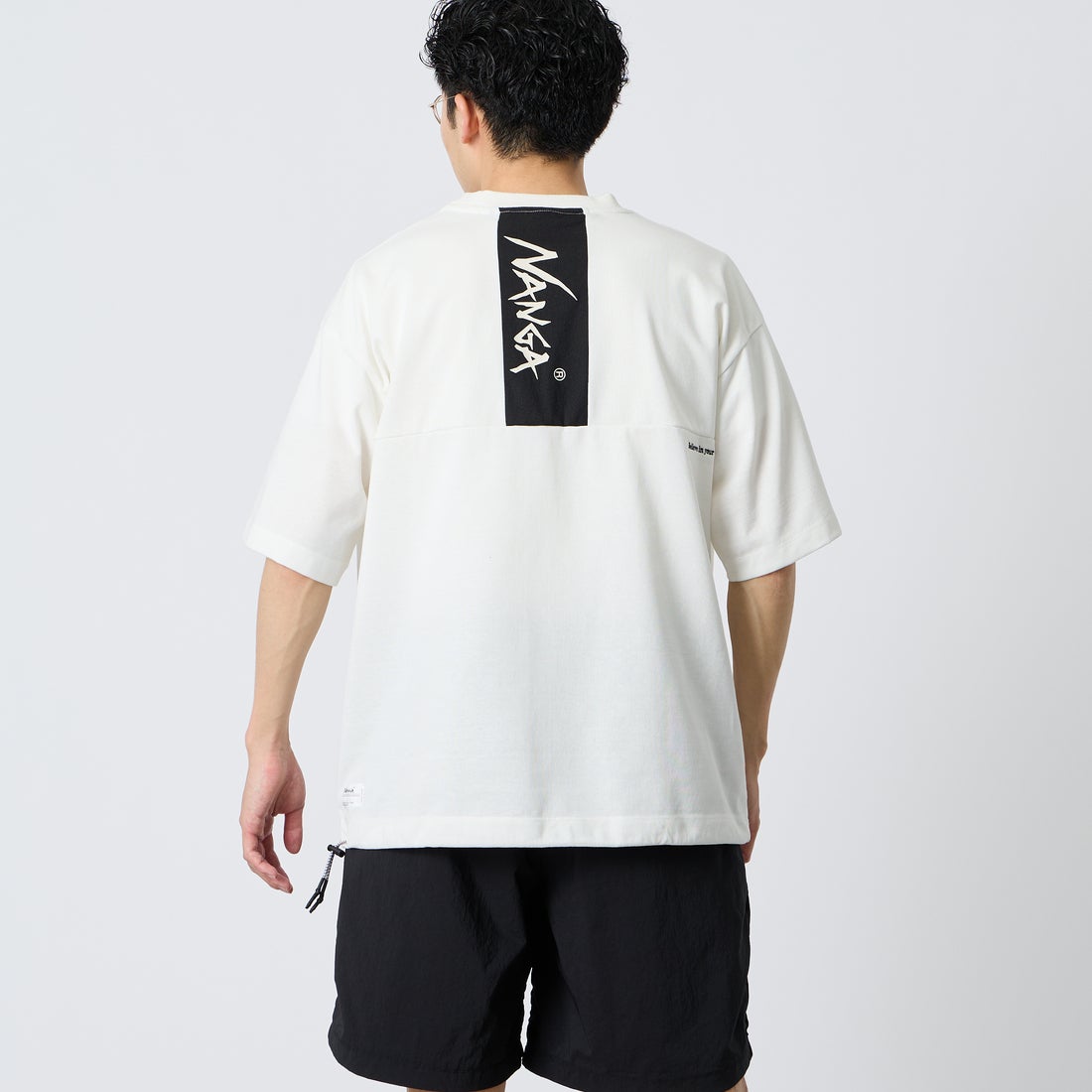 JEANSFACTORY × NANGA [ジーンズファクトリー × ナンガ] 別注 ルーズフィット メッシュ切替え ドローコードTシャツ [NW26SS-JF7] WHITE &&モデル身長：168cm 着用サイズ：M&&