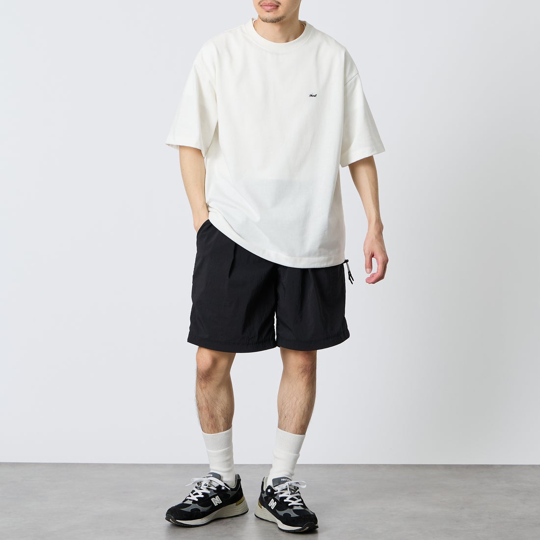 JEANSFACTORY × NANGA [ジーンズファクトリー × ナンガ] 別注 ルーズフィット メッシュ切替え ドローコードTシャツ [NW26SS-JF7] WHITE &&モデル身長：168cm 着用サイズ：M&&