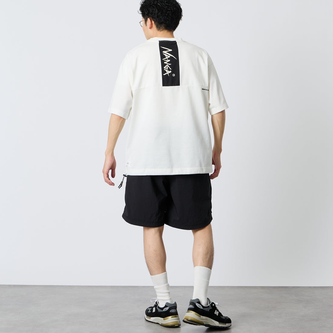 JEANSFACTORY × NANGA [ジーンズファクトリー × ナンガ] 別注 ルーズフィット メッシュ切替え ドローコードTシャツ [NW26SS-JF7] WHITE &&モデル身長：168cm 着用サイズ：M&&
