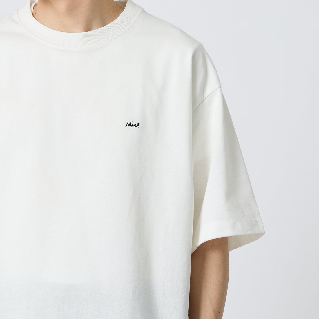 JEANSFACTORY × NANGA [ジーンズファクトリー × ナンガ] 別注 ルーズフィット メッシュ切替え ドローコードTシャツ [NW26SS-JF7] WHITE &&モデル身長：168cm 着用サイズ：M&&
