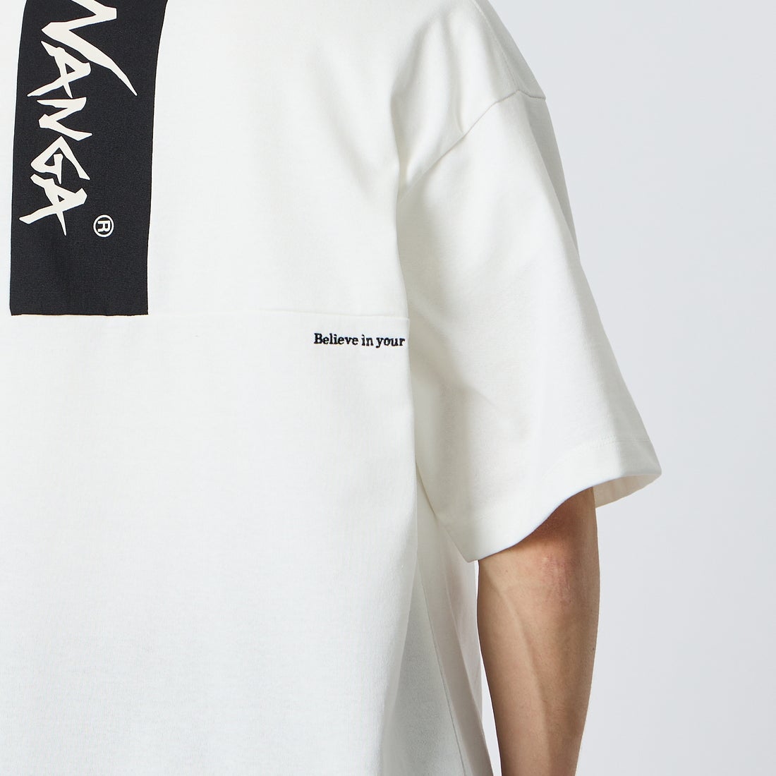 JEANSFACTORY × NANGA [ジーンズファクトリー × ナンガ] 別注 ルーズフィット メッシュ切替え ドローコードTシャツ [NW26SS-JF7] WHITE &&モデル身長：168cm 着用サイズ：M&&