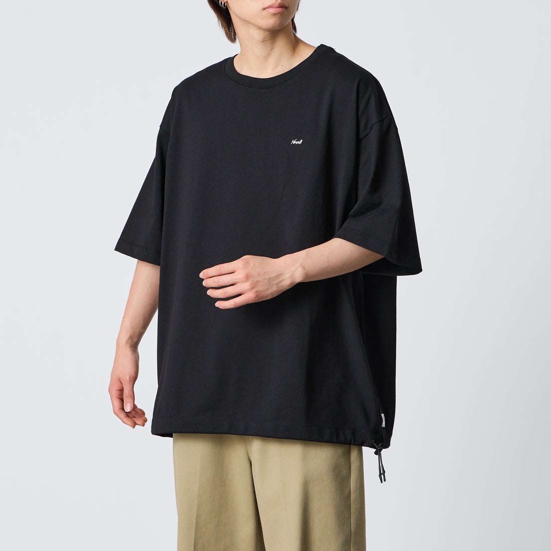 JEANSFACTORY × NANGA [ジーンズファクトリー × ナンガ] 別注 ルーズフィット メッシュ切替え ドローコードTシャツ [NW26SS-JF7] BLACK &&モデル身長：177cm 着用サイズ：XL&&
