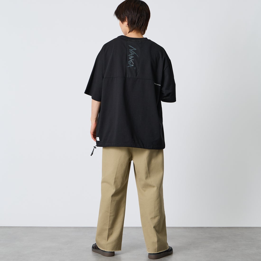 JEANSFACTORY × NANGA [ジーンズファクトリー × ナンガ] 別注 ルーズフィット メッシュ切替え ドローコードTシャツ [NW26SS-JF7] BLACK &&モデル身長：177cm 着用サイズ：XL&&