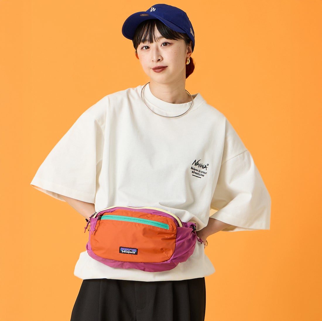 JEANSFACTORY × NANGA [ジーンズファクトリー × ナンガ] 別注 ルーズフィット スクエアロゴバックプリント ドローコードTシャツ [NW26SS-JF6] WHITE &&モデル身長：150cm 着用サイズ：S&&